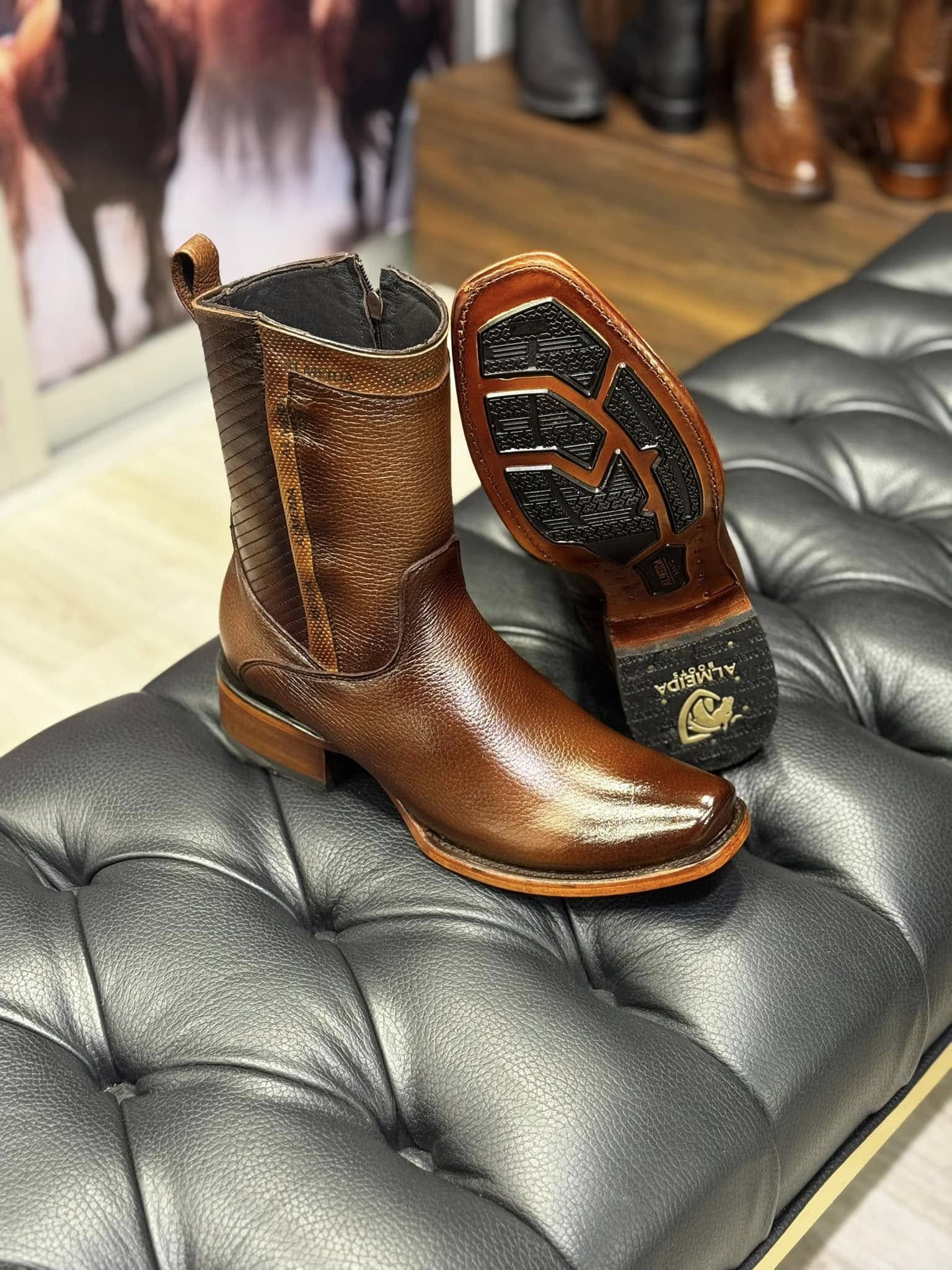 Kit Bota Maverick em Couro Legítimo + BRINDES: Chapéu, Cinto e Carteira.