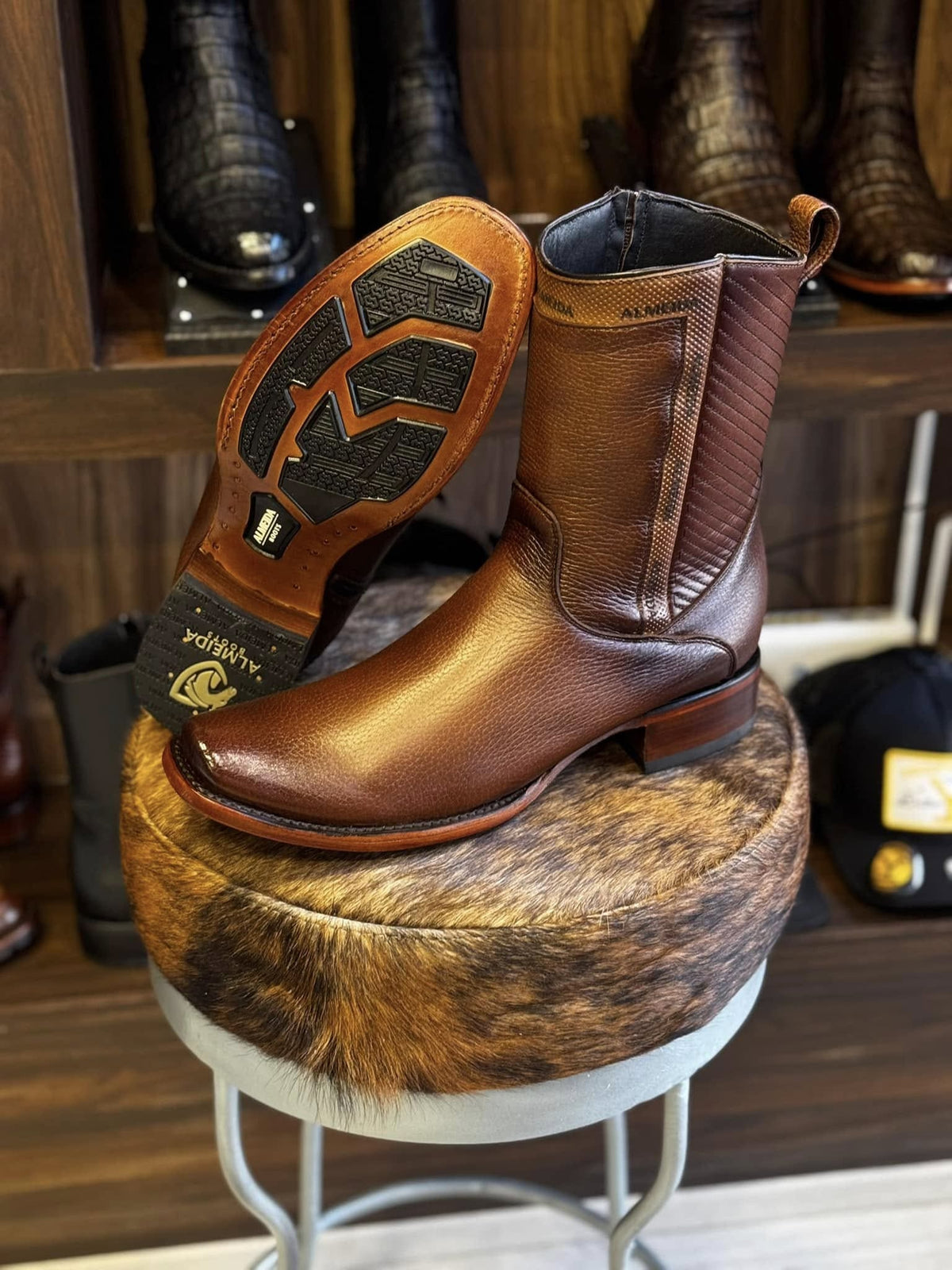 Kit Bota Maverick em Couro Legítimo + BRINDES: Chapéu, Cinto e Carteira.