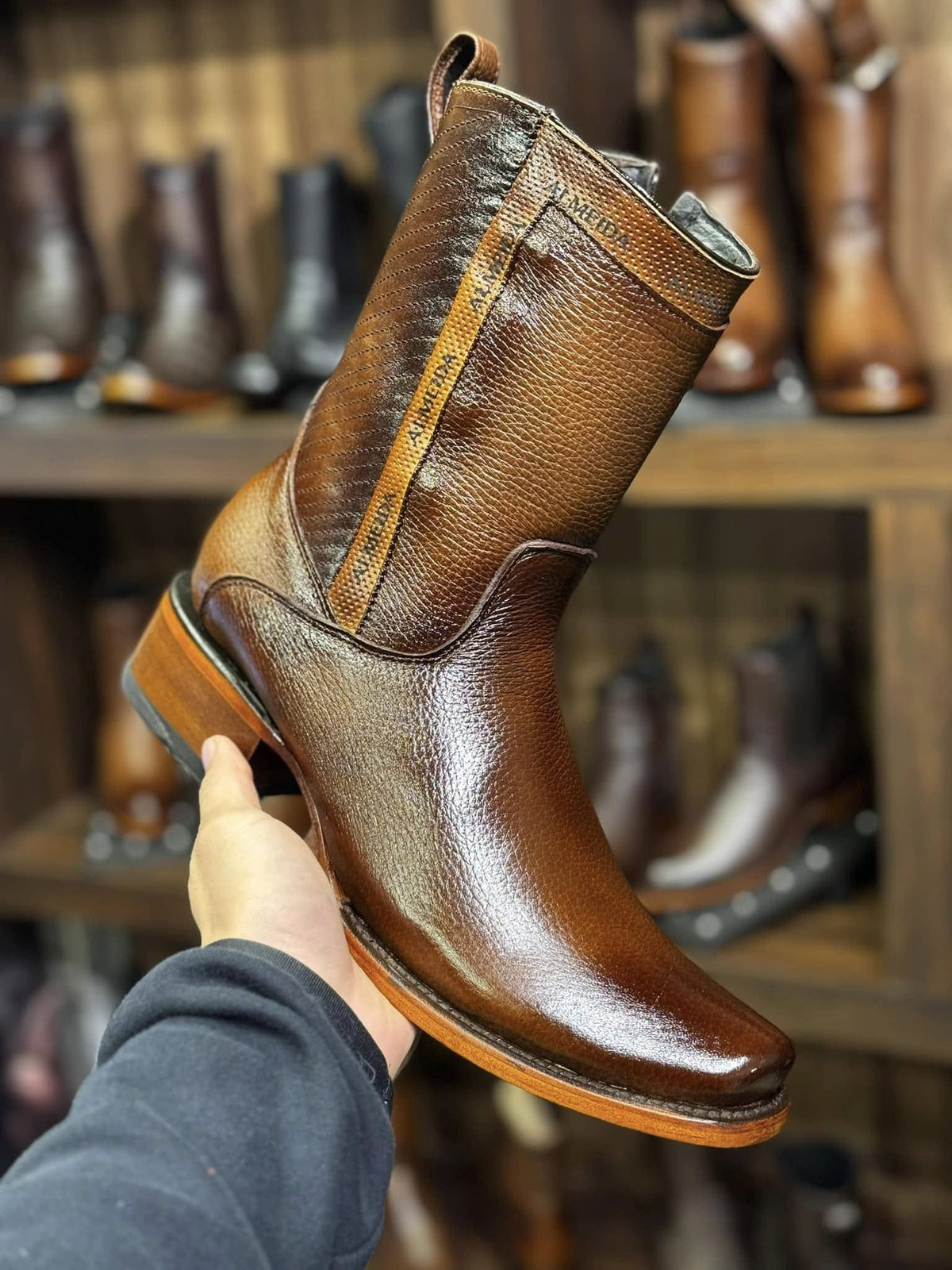 Kit Bota Maverick em Couro Legítimo + BRINDES: Chapéu, Cinto e Carteira.