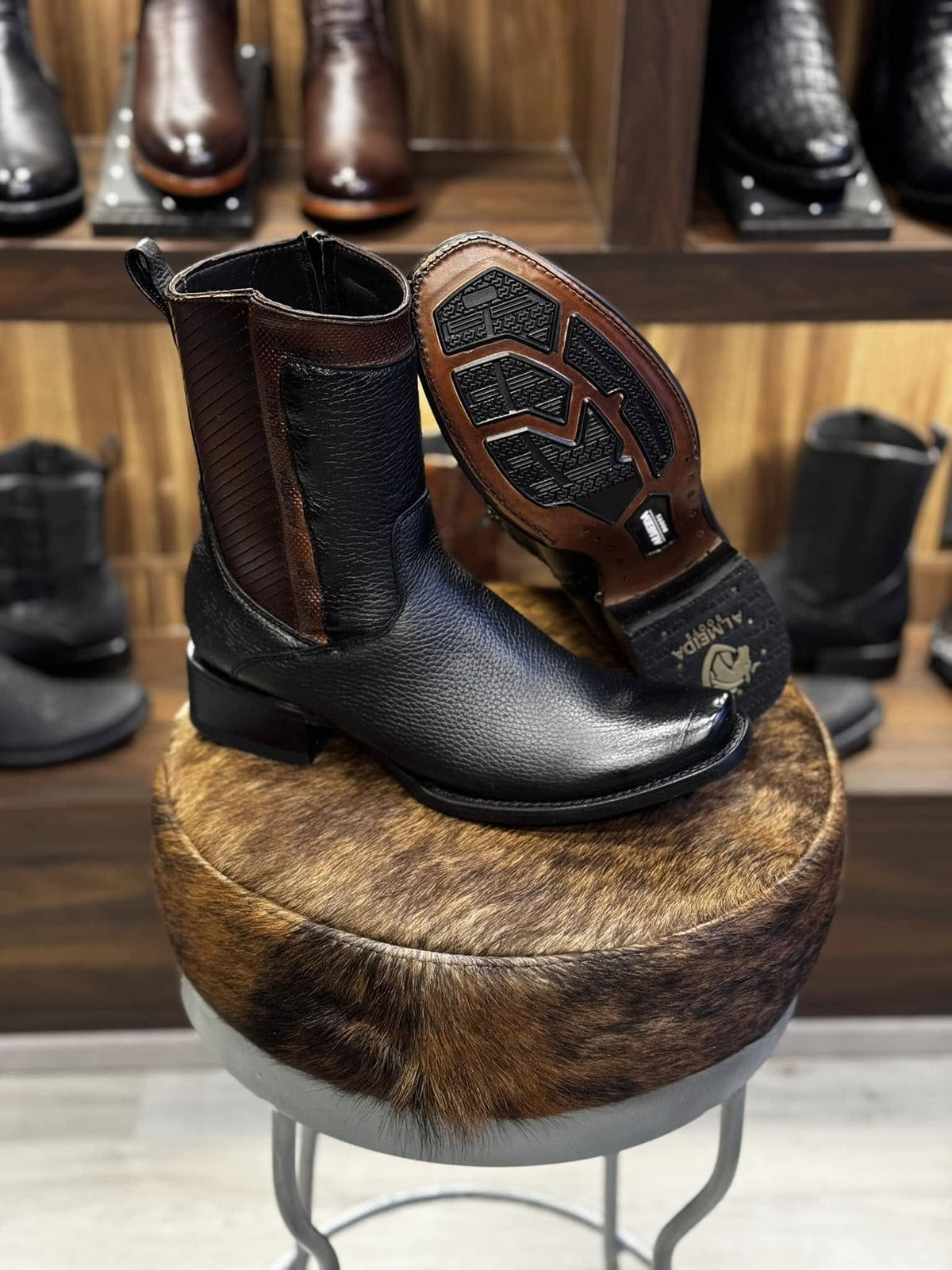 Kit Bota Maverick em Couro Legítimo + BRINDES: Chapéu, Cinto e Carteira.